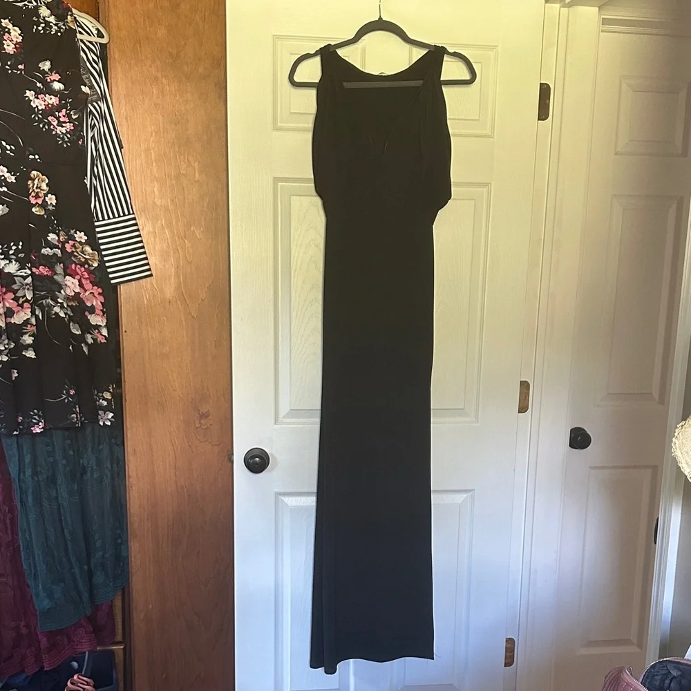 Elegant Black Off-the-Shoulder Dress - Picture 1 of 4